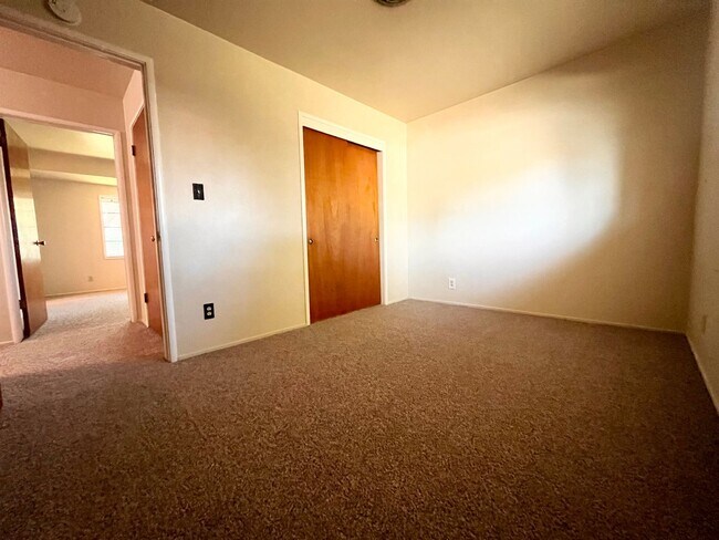 Building Photo - 3 Bedroom Home with a Backyard!!