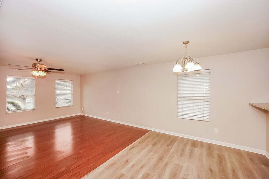 Building Photo - 4202 Broadstairs Dr SW