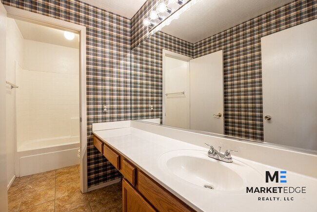 Building Photo - 3Bed/2Bath House at Litchfield Rd/Camelbac...