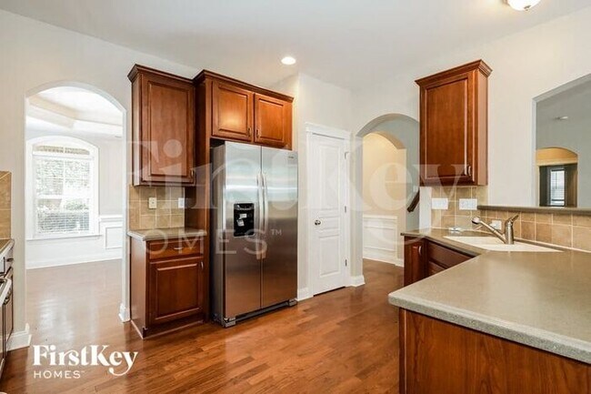 Building Photo - 3040 Scottcrest Way