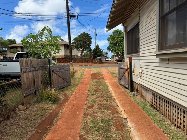 Building Photo - Charming detached single family Kaimuki 3 bdrm, 1 bath home on level lot