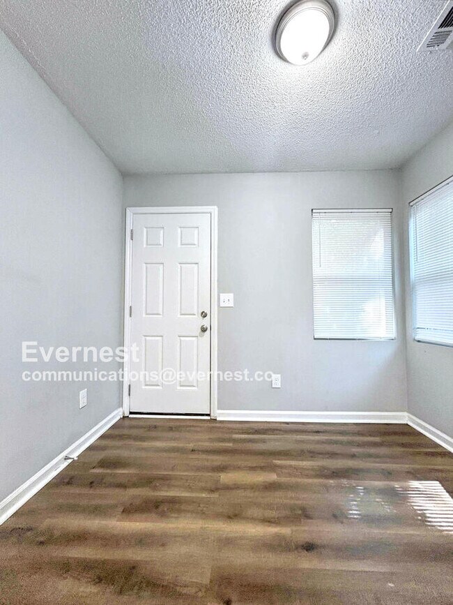 Building Photo - 3 Bed/2 Bath Home with Garage / Pet-Friendly / Vouchers Accepted / Coming Soon!
