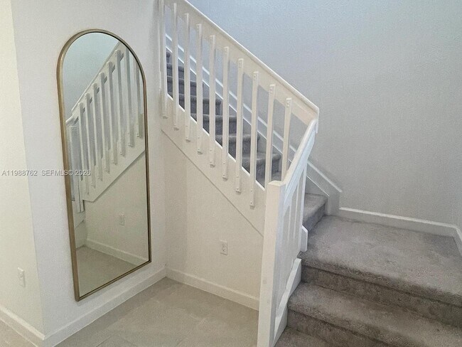 Building Photo - 728 SE 14th Ct