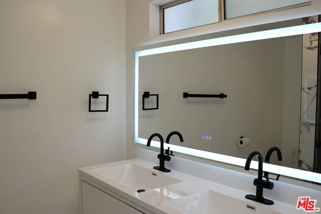 Building Photo - 1265 Bienveneda Ave