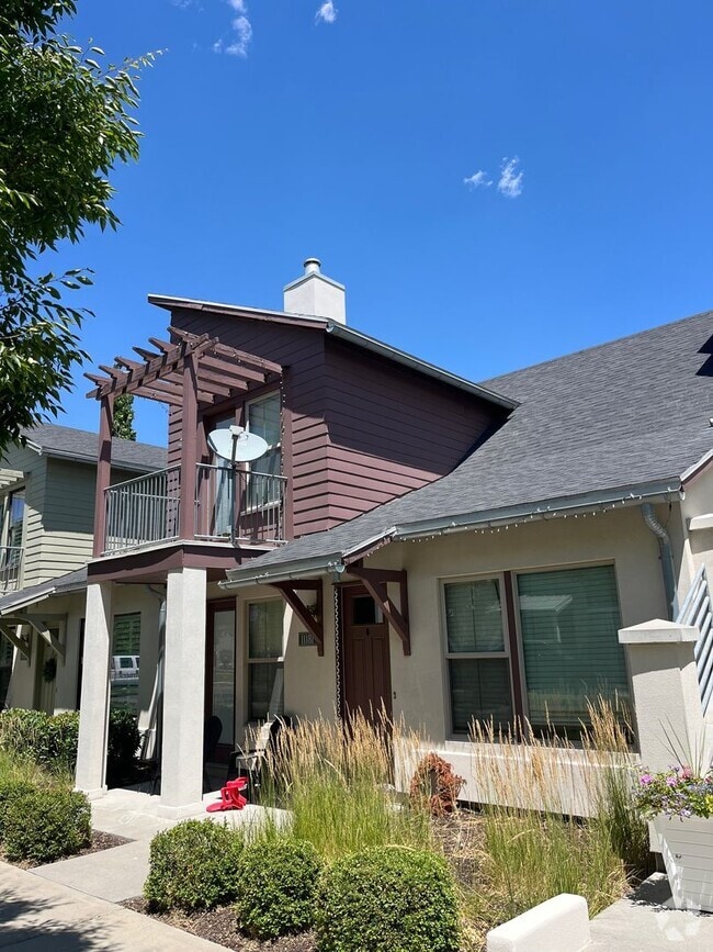 Building Photo - 3 Bedroom/2 Bathroom townhome in South Jordan