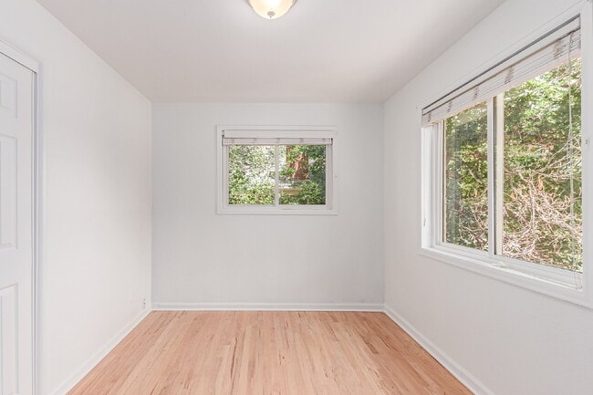 Building Photo - Charming Upper Unit Duplex in the Heart of Englewood!