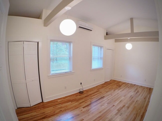 Building Photo - 5444 Claybourne St