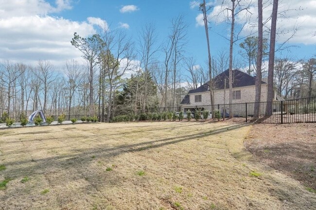 Building Photo - 1600 Spring Arbor Ct