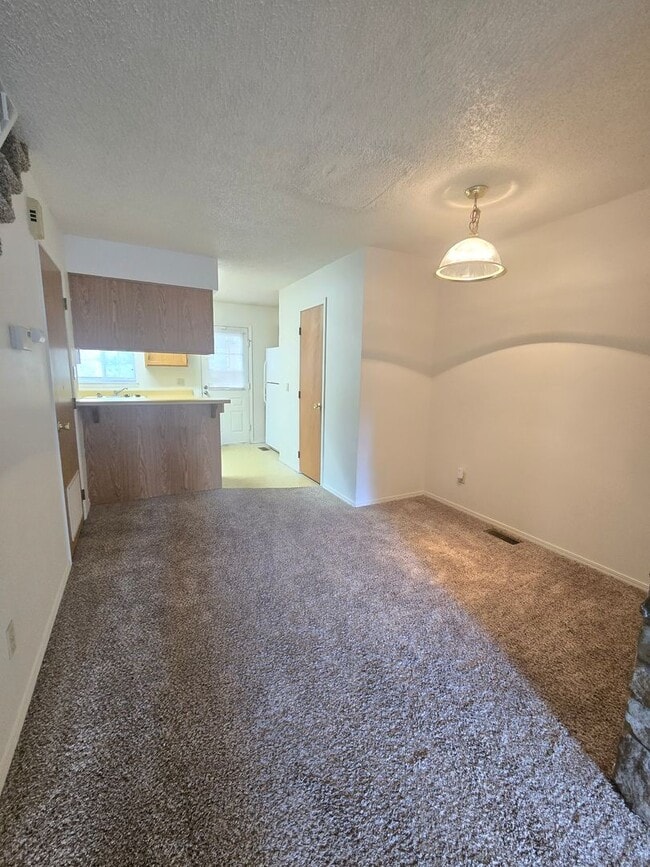 Building Photo - 2 Bedroom Townhome