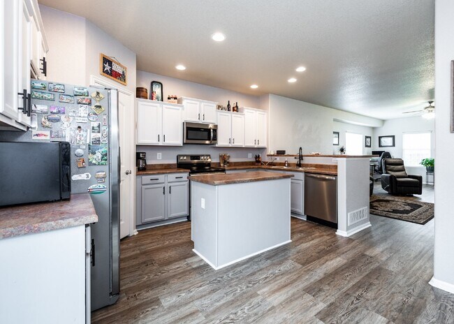 Building Photo - Spacious townhome with low maintenance.