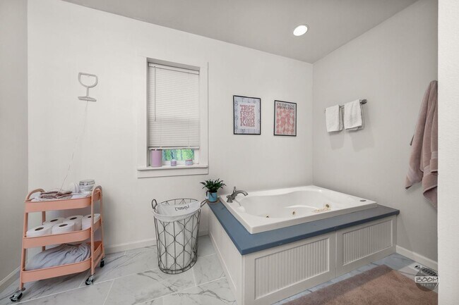Building Photo - Charming Palmer Home!