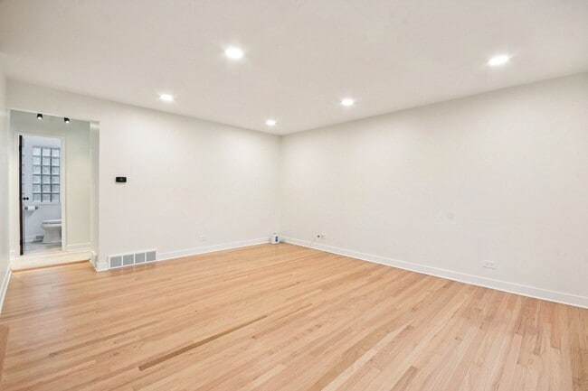 Building Photo - 470 E Vallette St