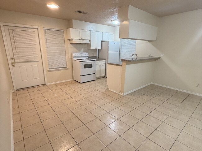 Building Photo - Bright & Inviting 2-Bedroom Duplex in a Highly Desirable Central Location