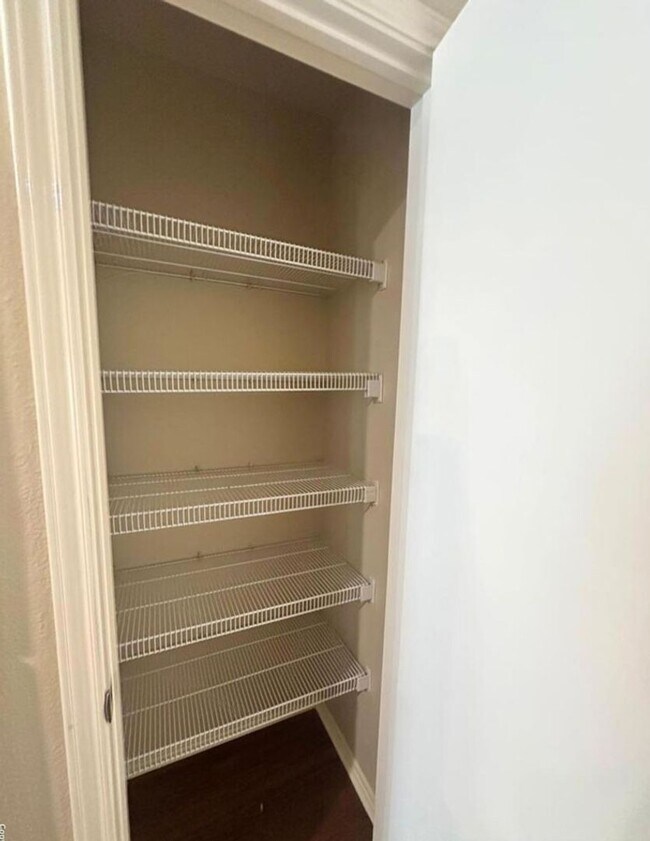 Building Photo - 3 BD/2.5 BA AVAILABLE IN GATED COMMUNITY I...