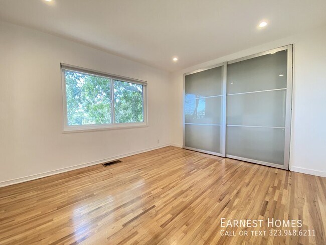Building Photo - 2736 Hollyridge Dr