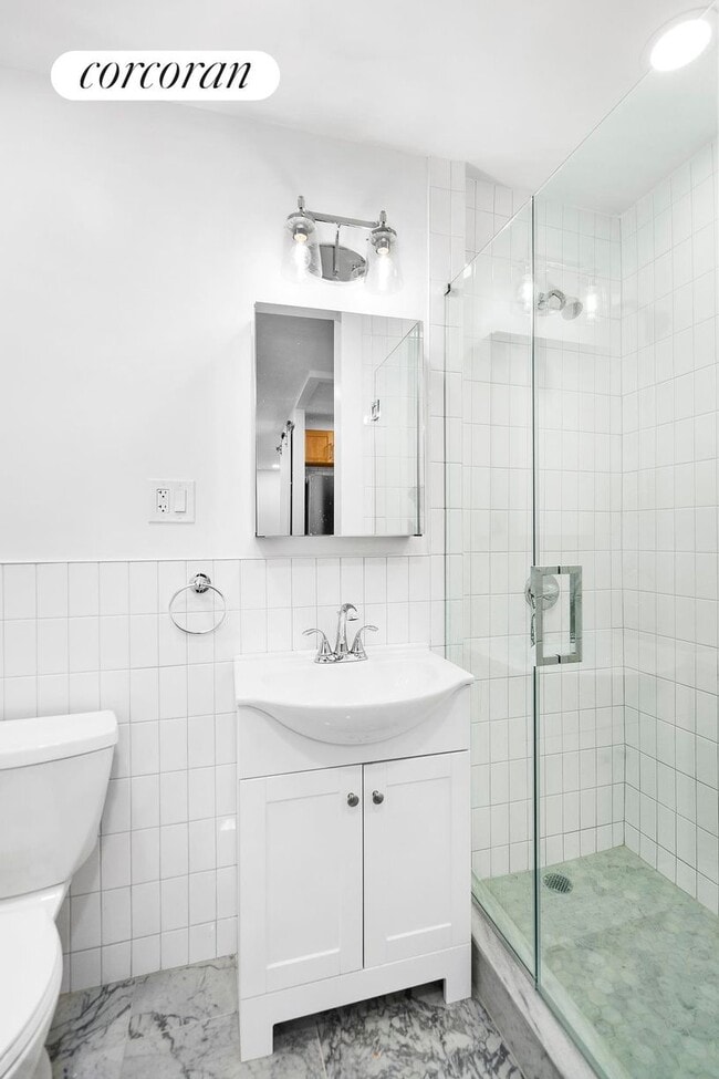 Building Photo - 421 E 81st St
