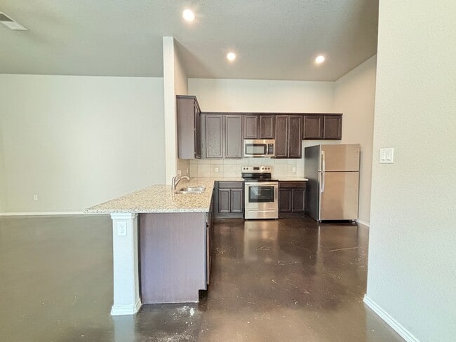 Building Photo - Luxury Duplex in Seguin with 3-bed, 2-bath...