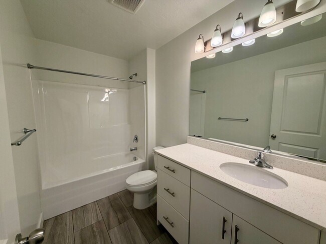 Building Photo - Wow! No Rent Until September! Updated 3 Bed 2.5 Bath Townhome for Rent in North Ogden!