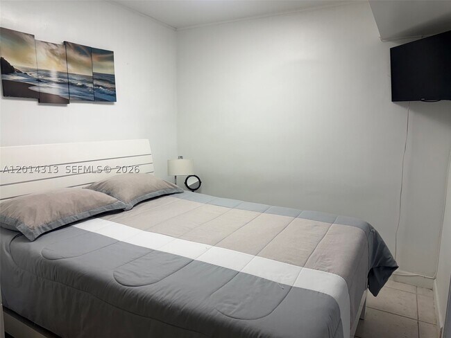 Building Photo - 5401 Collins Ave