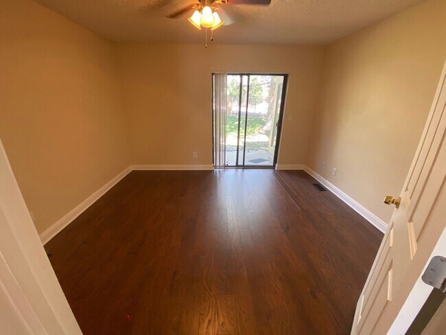 Building Photo - Beautiful 3 Bedroom 2 Bath Townhome Close ...