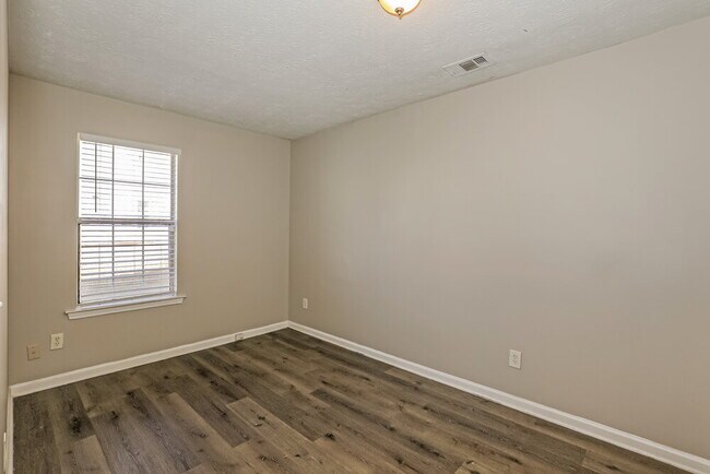 Building Photo - 587 Rosewood Cir