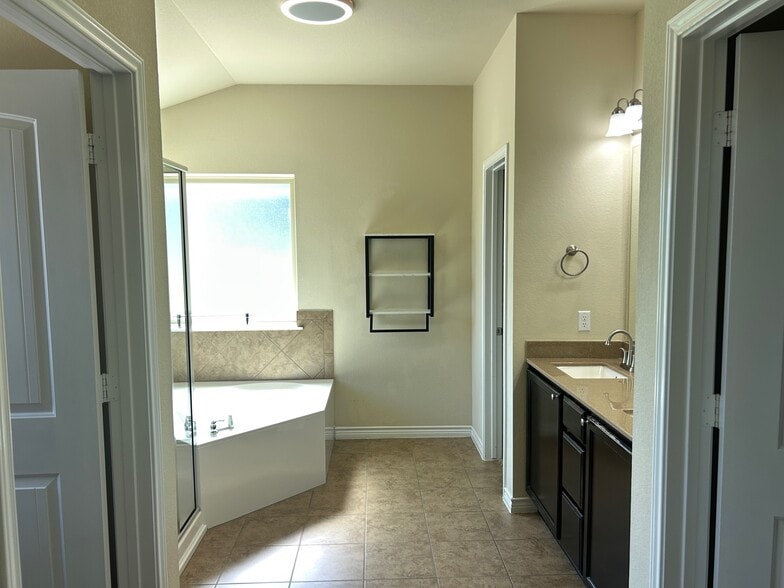 Building Photo - 2006 Deer Field Way