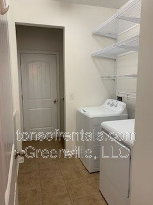 Building Photo - 205 Silver Hawk Dr