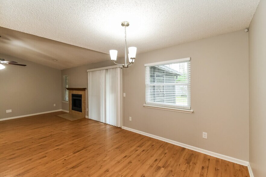 Building Photo - 8136 Honeysuckle Ln