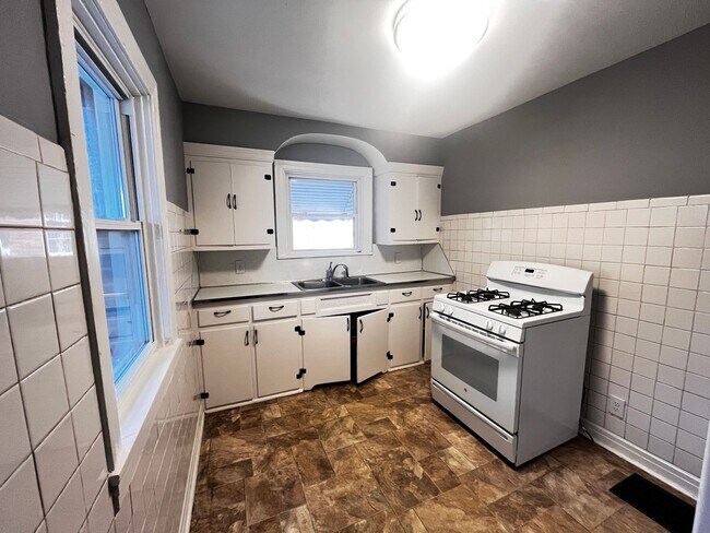 Building Photo - Spacious 3-Bedroom Home for Rent – Comfort...