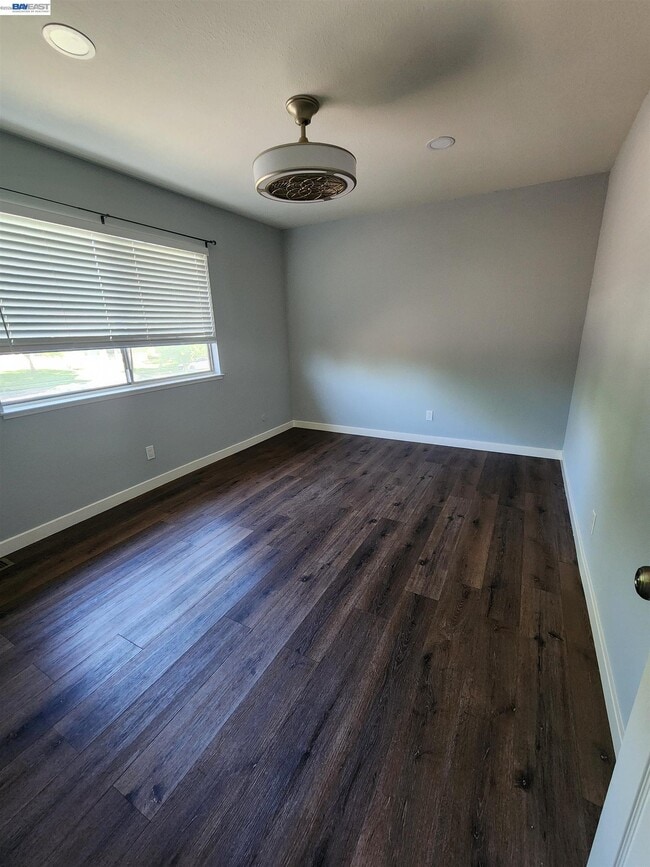 Building Photo - 4985 N Holt Ave