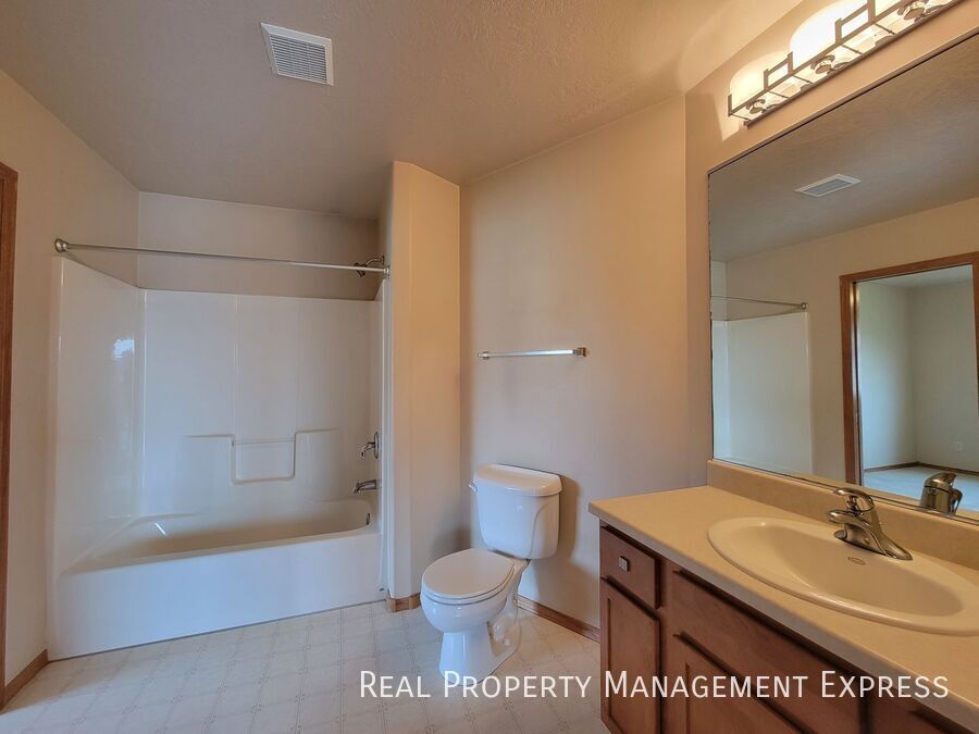 Building Photo - Beautiful 4 Bedroom 2 Bathroom Single Fami...
