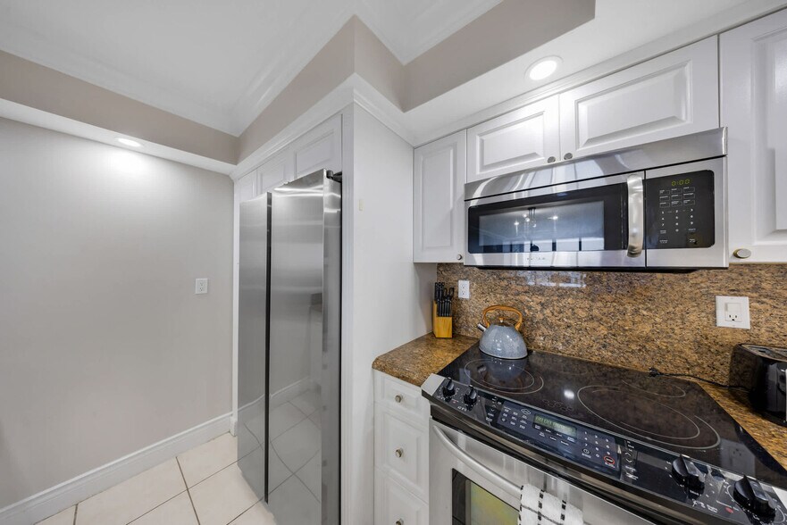 Building Photo - 1717 N Bayshore Dr