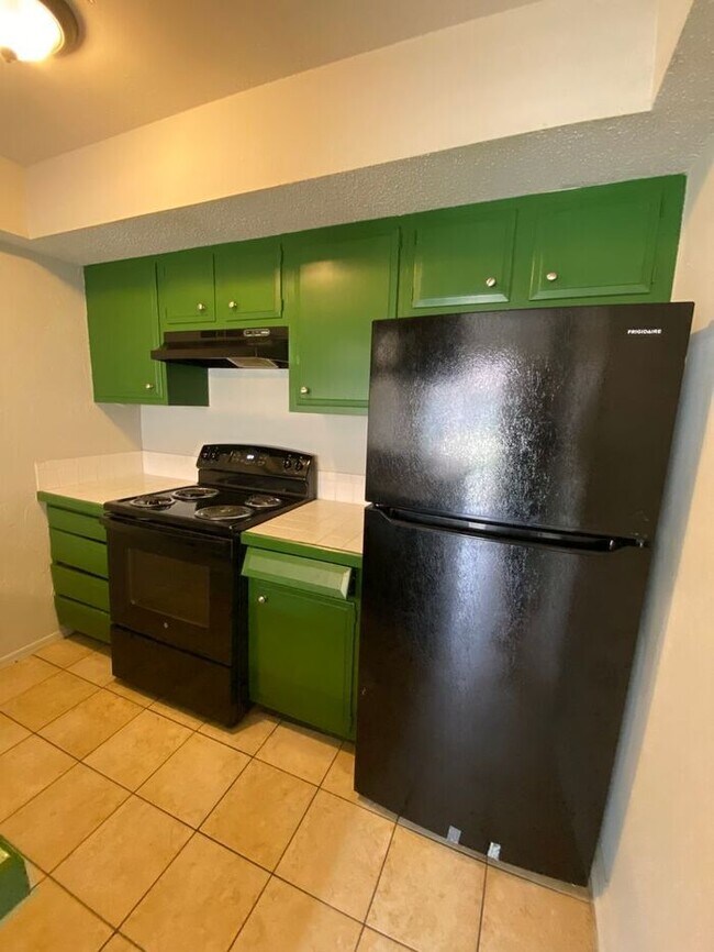 Building Photo - 2 Bedroom 1.5 Bath Apt at the Monterey Squ...