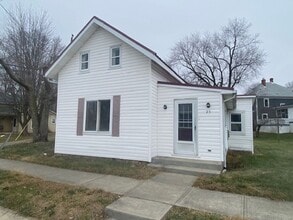 Building Photo - 2 Bed 1 Bath Single Family Home Available in South Charleston+