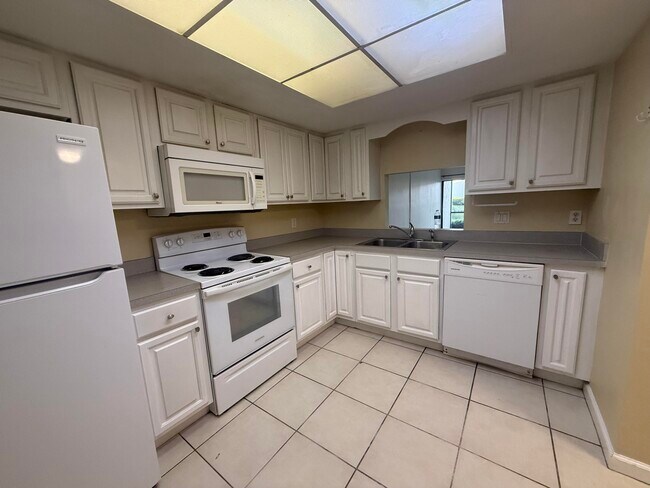 Building Photo - 2050 Oleander Blvd