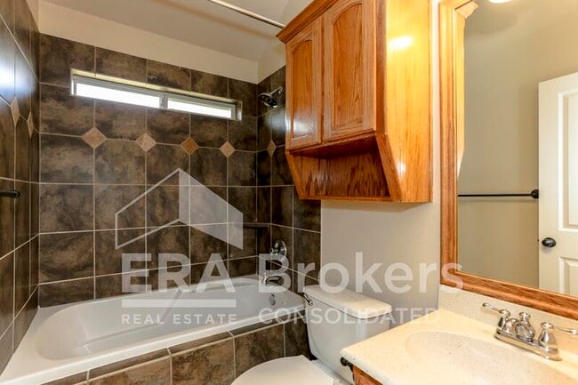 Building Photo - 2013 Drawbridge Dr