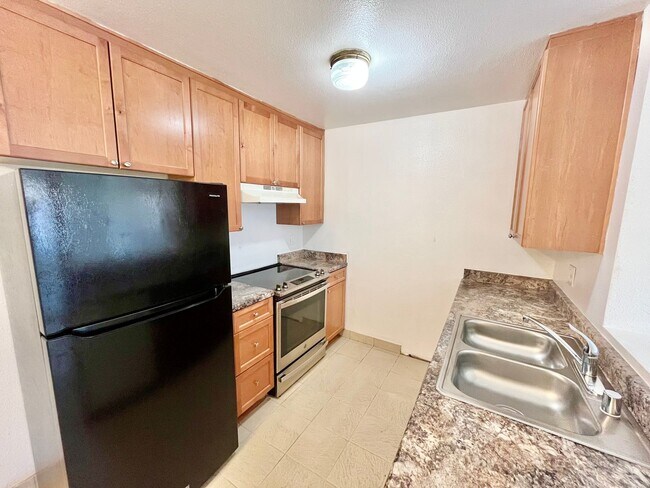 Building Photo - 2BD/2BTH with Central A/C, Private Patio, ...
