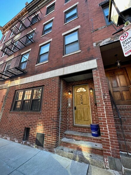 Building Photo - 209 Endicott St