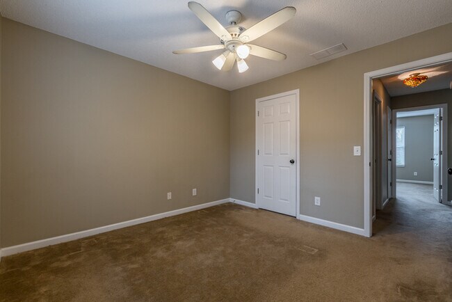Building Photo - 3 BD 2 BA  Fenced Ranch with Bonus Room
