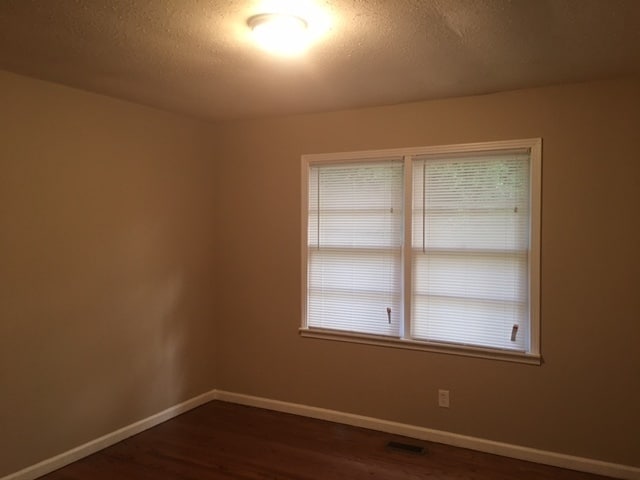 Building Photo - $500 move in special!-$500 off the first month's rent. A must see 3/2 charming brick ranch with a...