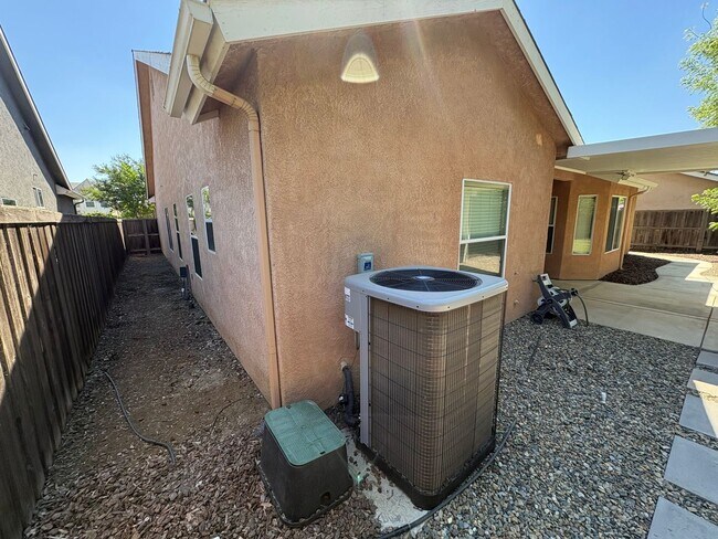 Building Photo - NW Visalia Available Now!