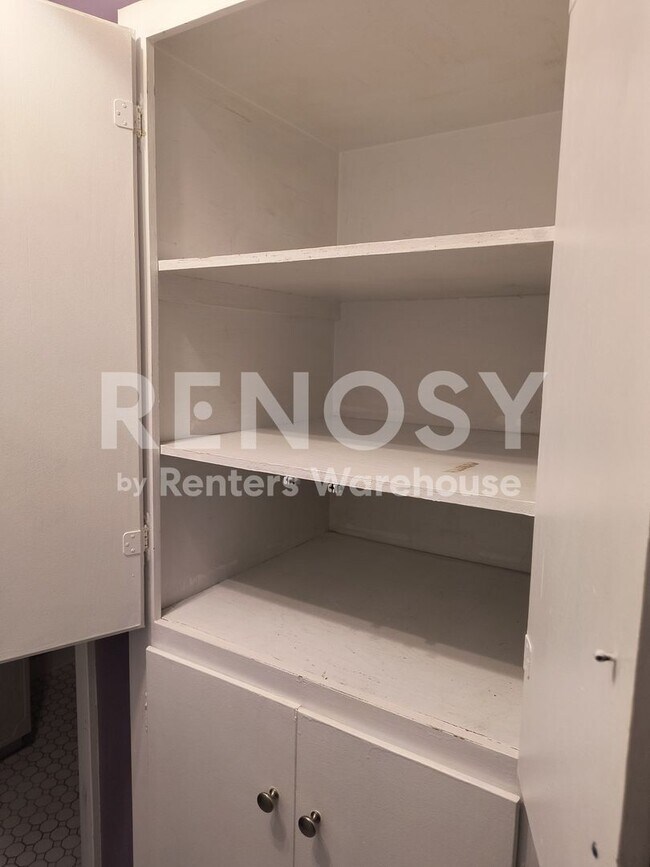 Building Photo - Available June 10th 2 Bedroom 1 Bath Condo in Minneapolis