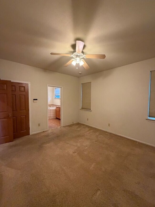 Building Photo - Beautiful 3 Bedroom and 2 Bathroom Home in East Sac $2,795.00 per month