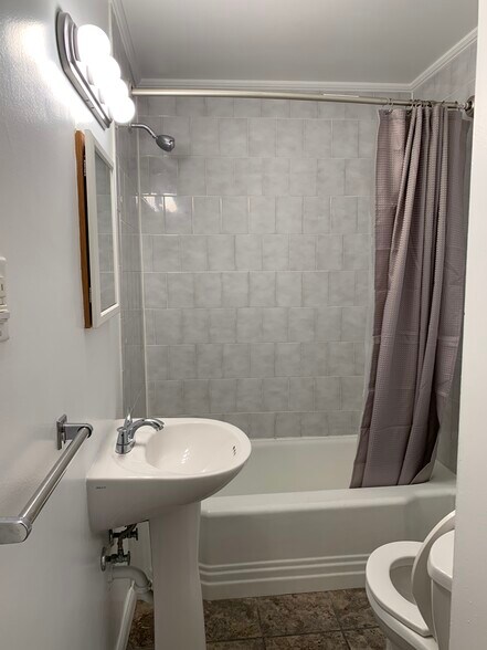 Building Photo - 118 N Thayer St