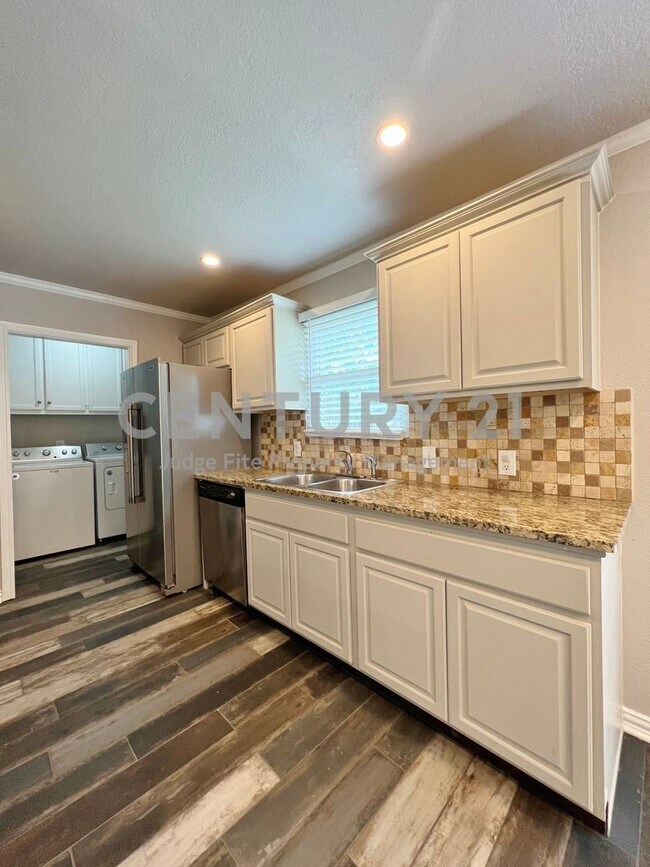 Building Photo - Tastefully updated 3/2/2 in Benbrook For Rent!