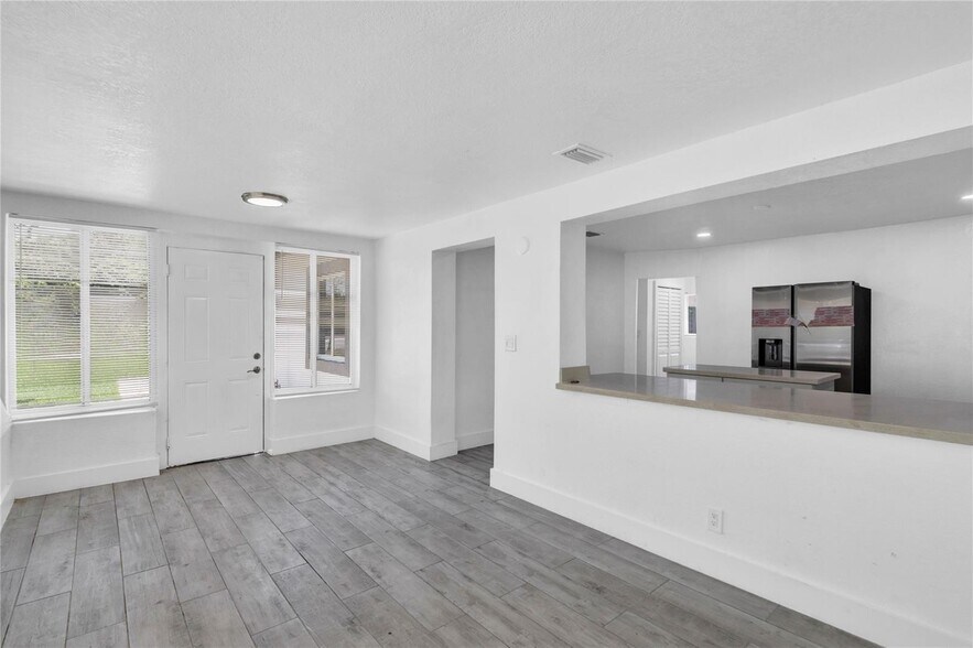 Building Photo - 16200 NE 3rd Ave