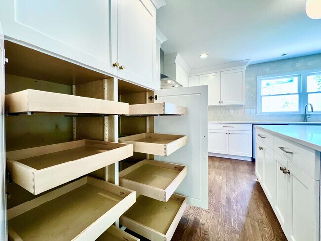 Building Photo - LUXURIOUS LANSDOWNE RETREAT!