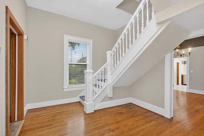 Building Photo - Charming 4BR / 3BA Historic Home with Big Backyard! BR VA