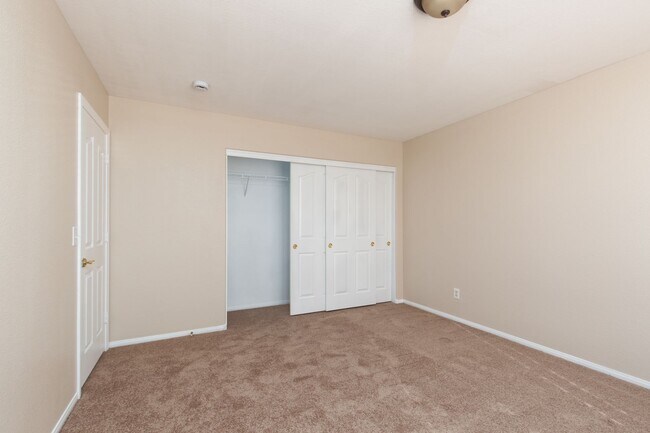 Building Photo - Enormous Silverado Ranch pool home with new paint and carpet