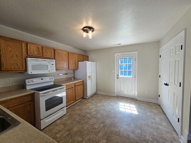Building Photo - "Charming 2-Bed Townhouse Retreat on Streamwood Drive – Perfect Balance of Comfort and Convenience!"